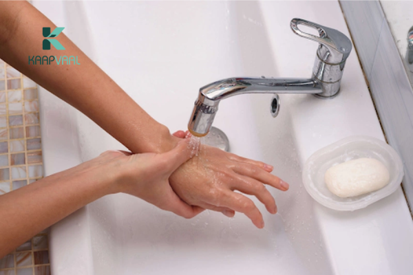 Rửa sạch vùng bị bỏng