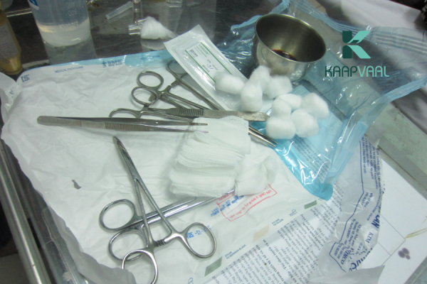 Chuẩn bị đầy đủ dụng cụ trước khi rửa vết thương