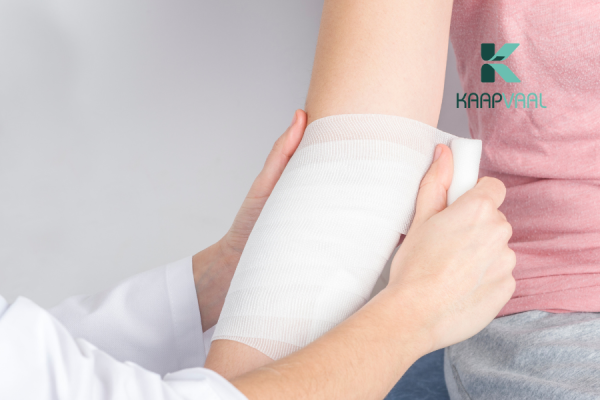 Làm sạch và băng bó lại vết khâu
